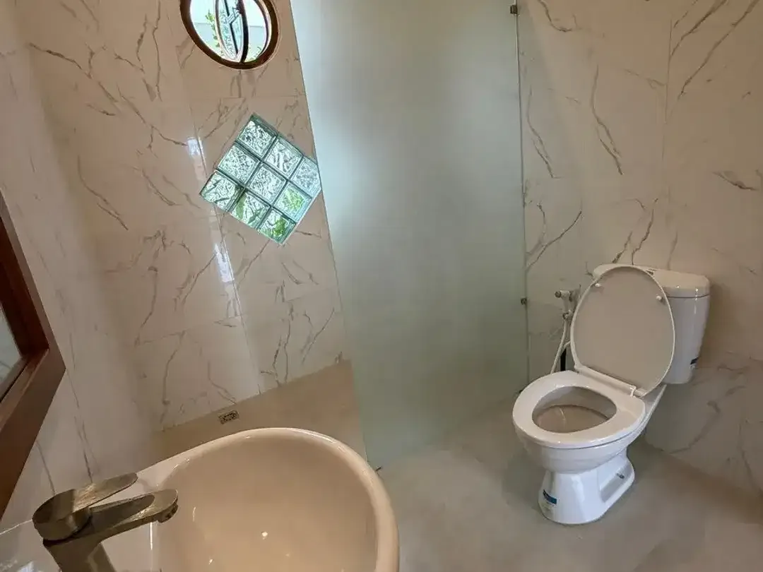 DISEWAKAN — VILLA 2 KAMAR DI LOKASI STRATEGIS, TIBUBENENG - Image 3 of 7