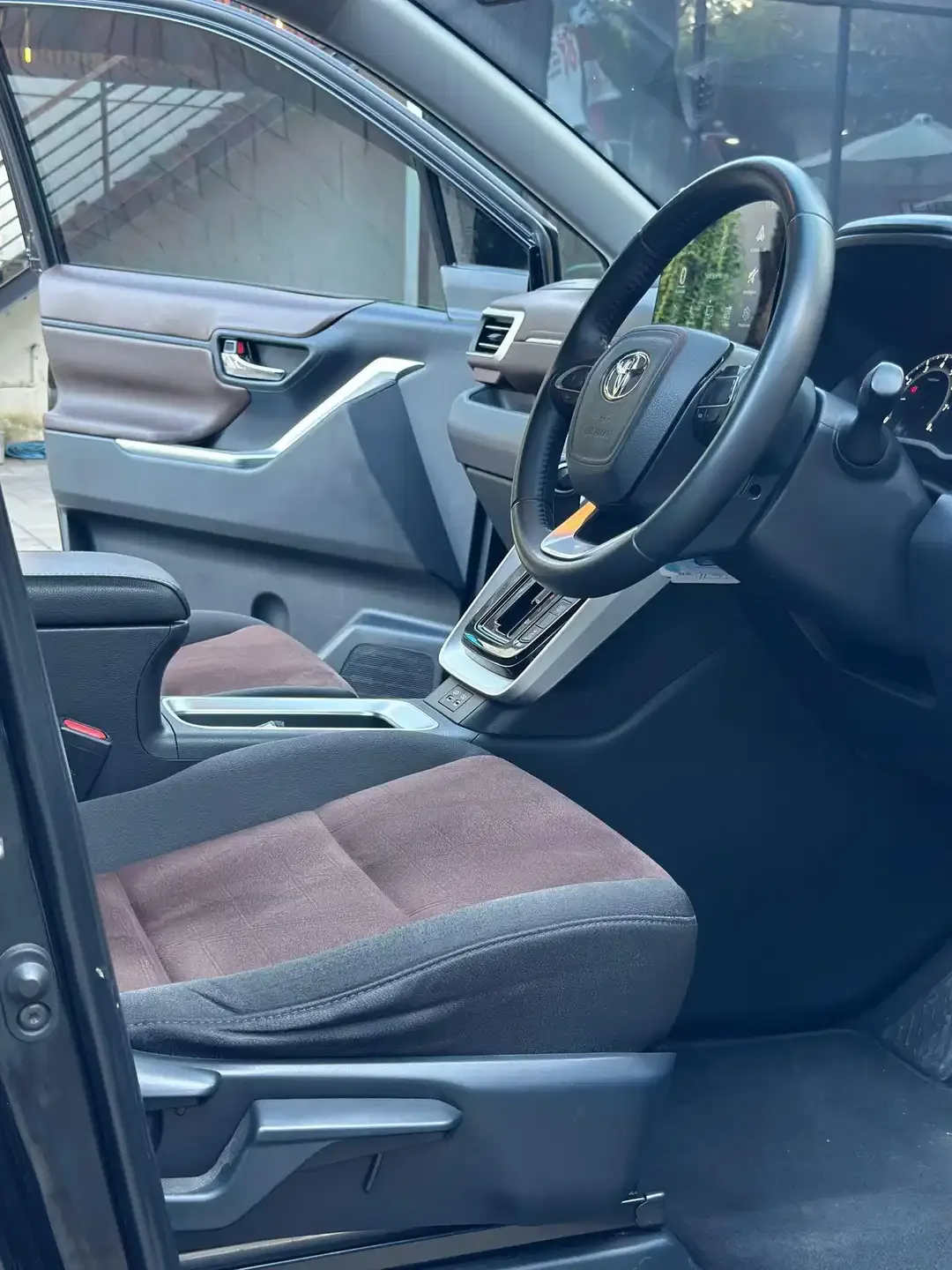 INNOVA ZENIX 2.0 V AT BENSIN 2023 HITAM ASLI BALI - Image 7 of 10
