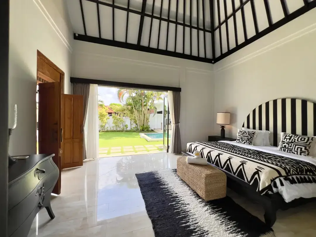 Villa Mewah Tropis Dekat Pantai Batu Bolong Canggu Bali - Image 10 of 10
