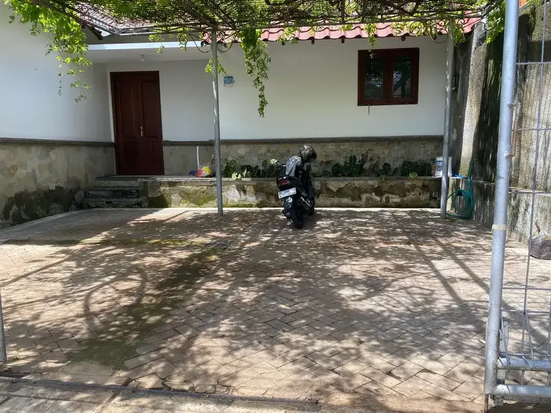 Disewakan Rumah 1 Lantai Dengan Taman Luas Di Area Renon - Image 1 of 10