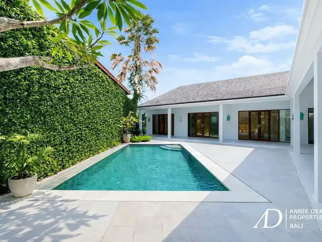 FREEHOLD | SINGLE-LEVEL TROPICAL VILLA WITH PRIVATE POOL - Image 1 of 10