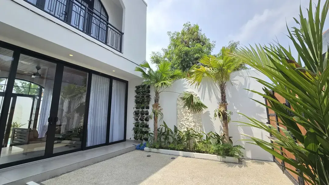 Bright White Minimalist Style Villa Padonan - Image 9 of 10