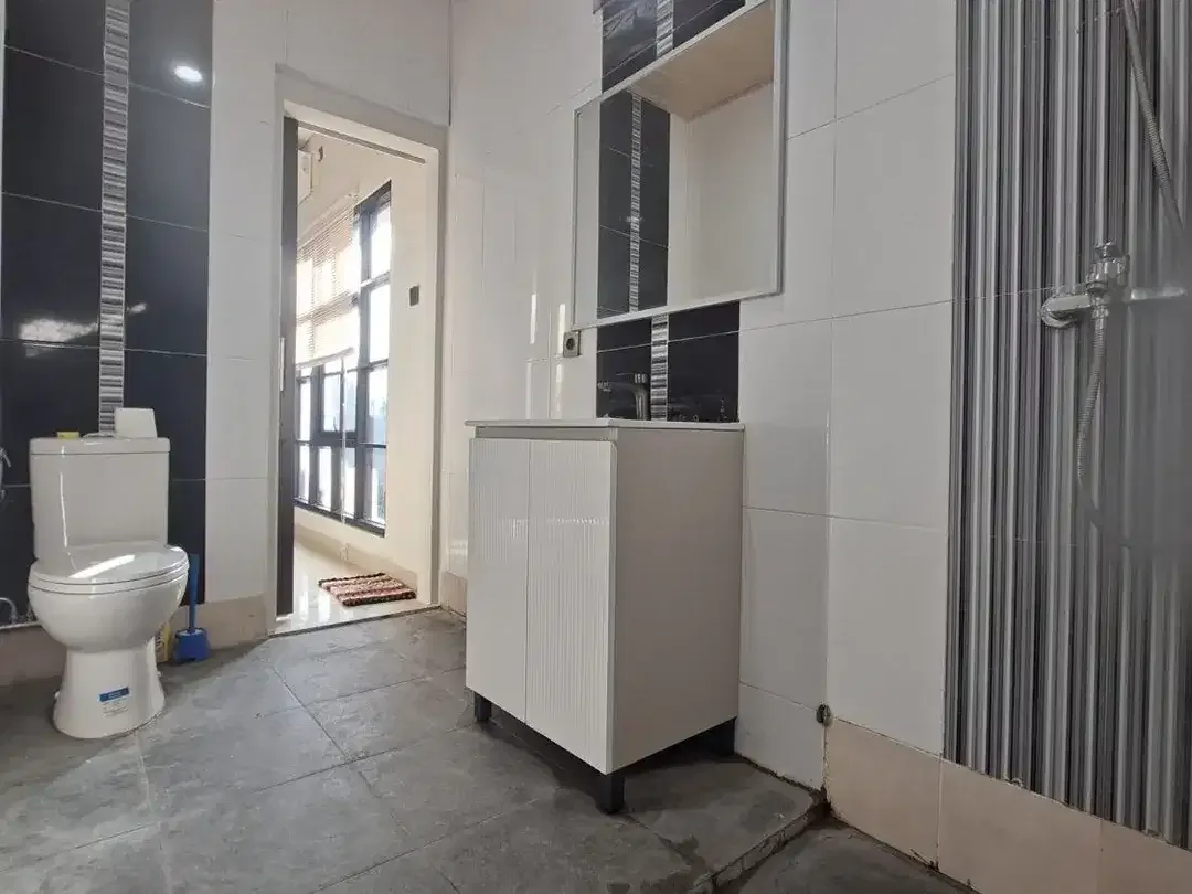 DIJUAL RUMAH 2 LANTAI FULLY FURNISHED SIAP HUNI KEROBOKAN AREA - Image 10 of 10