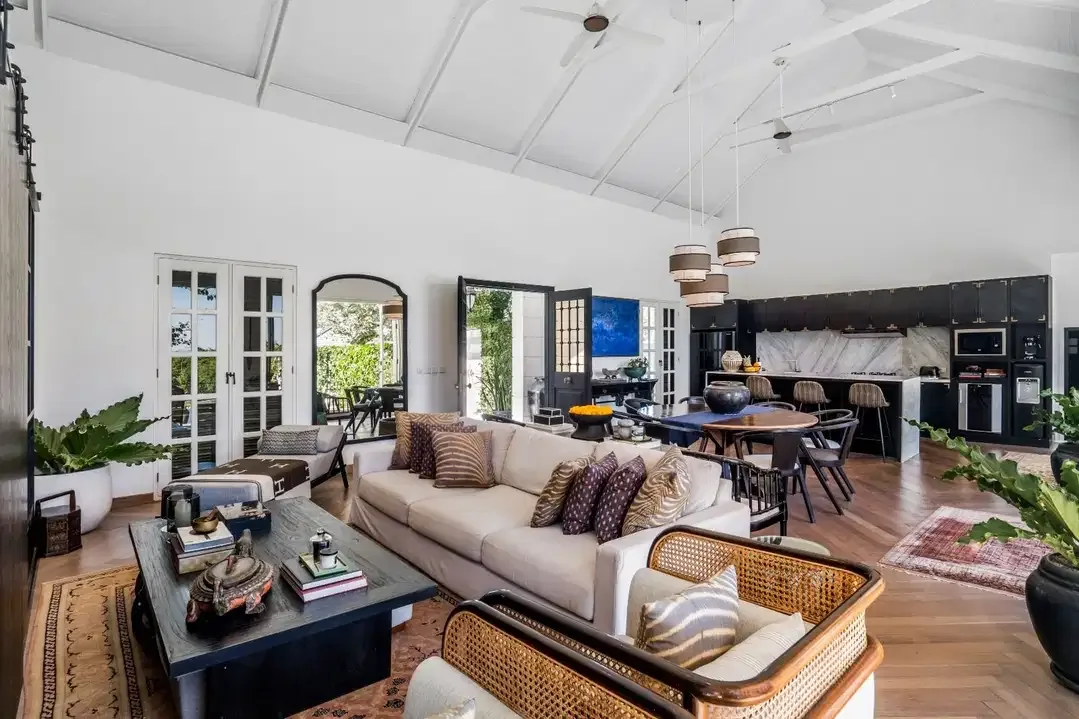 4 BEDROKMS VILLA EDOS IN TUMBAK BAYUH FOR RENT - Image 4 of 10