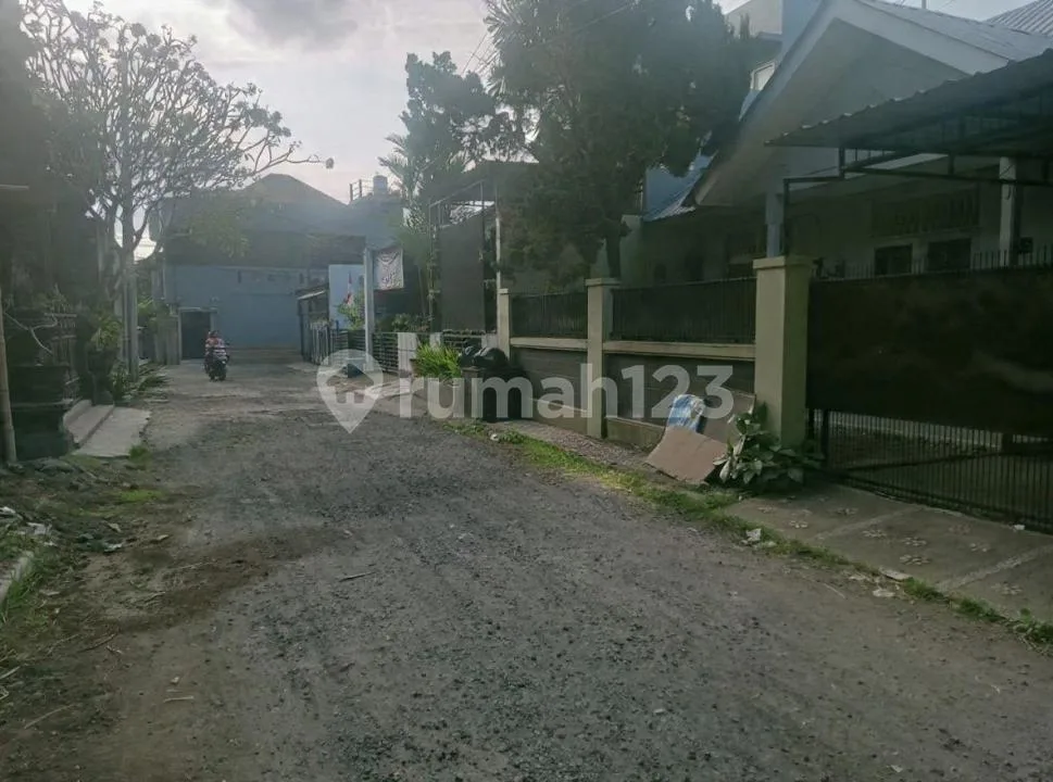 Rumah dengan 3 Kamar di Taman Griya Permai Jimbaran - Image 2 of 4