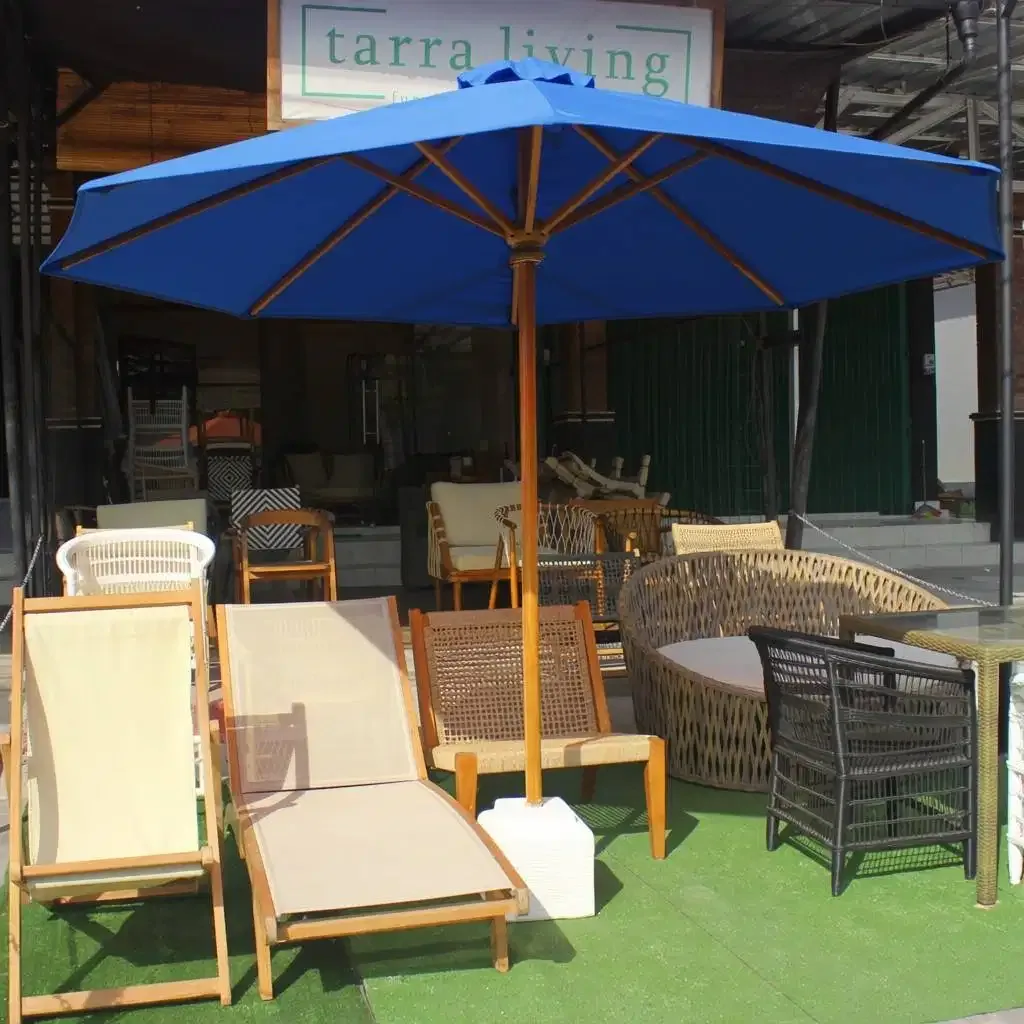 Outdoor Umbrella Biru dengan Tiang Kayu Premium - Image 2 of 3