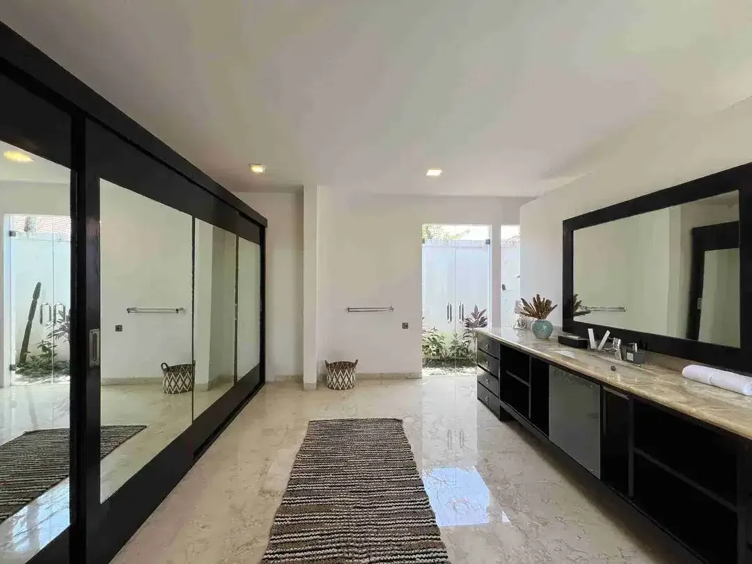 Luxury Villa Komersial Mewah 150 Meter ke Pantai Seminyak - Image 10 of 10