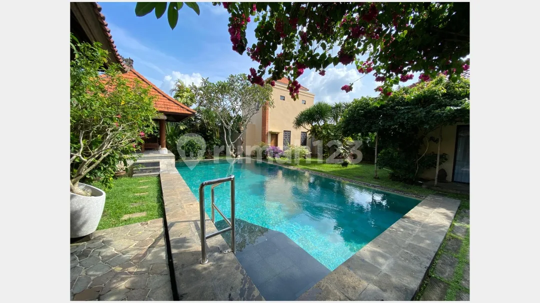 Classic Style Villa Peaceful Atmosphere Near Sidewalk Jimbaran - Image 2 of 4