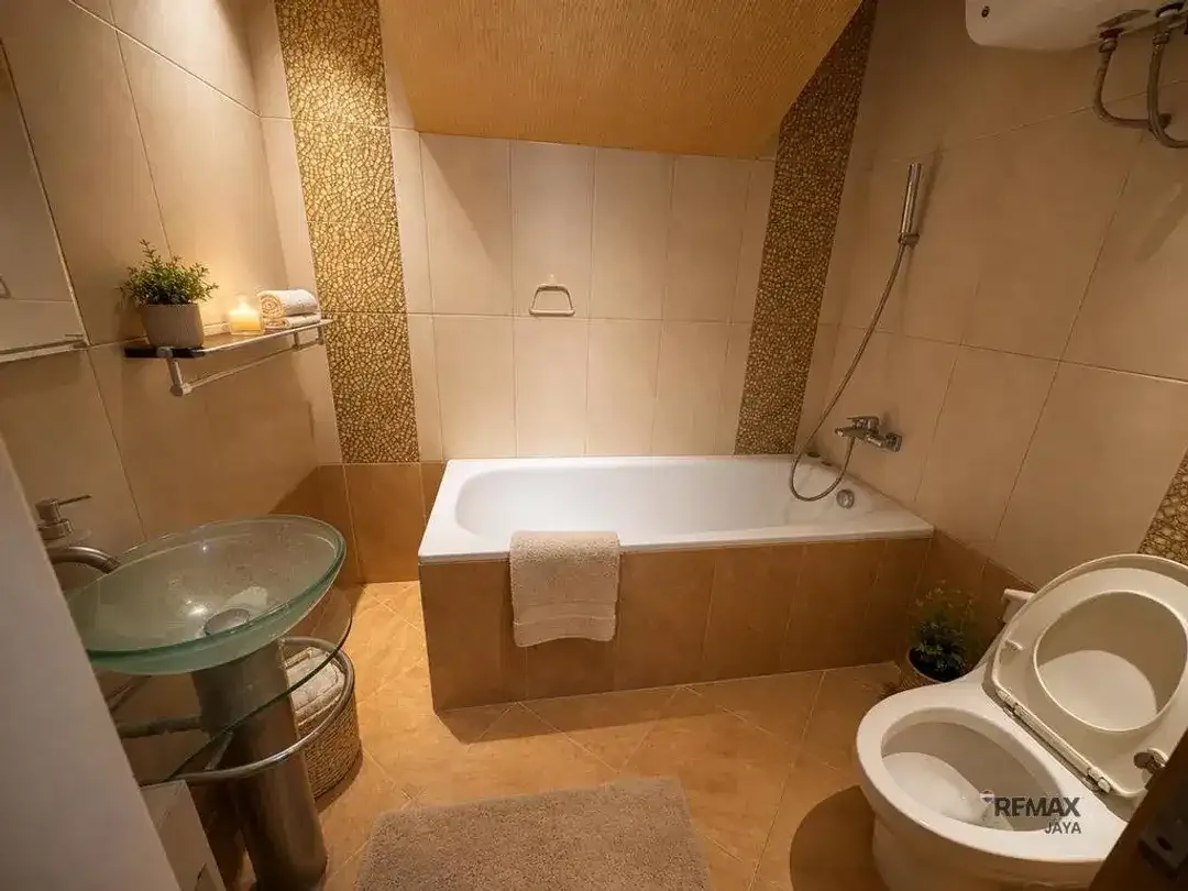 Villa Luas 4 Kamar Tidur Fully Furnished Disewakan di Mumbul - Image 4 of 6