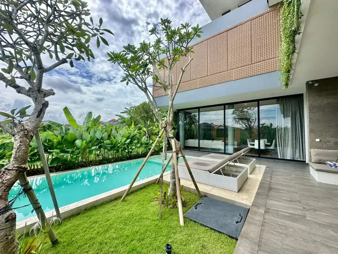 4 BEDROOMS LUXURY BEAUTIFUL RICEFIELD VIEW VILLA LOCATION AT BERAWA CANGGU - Image 3 of 10