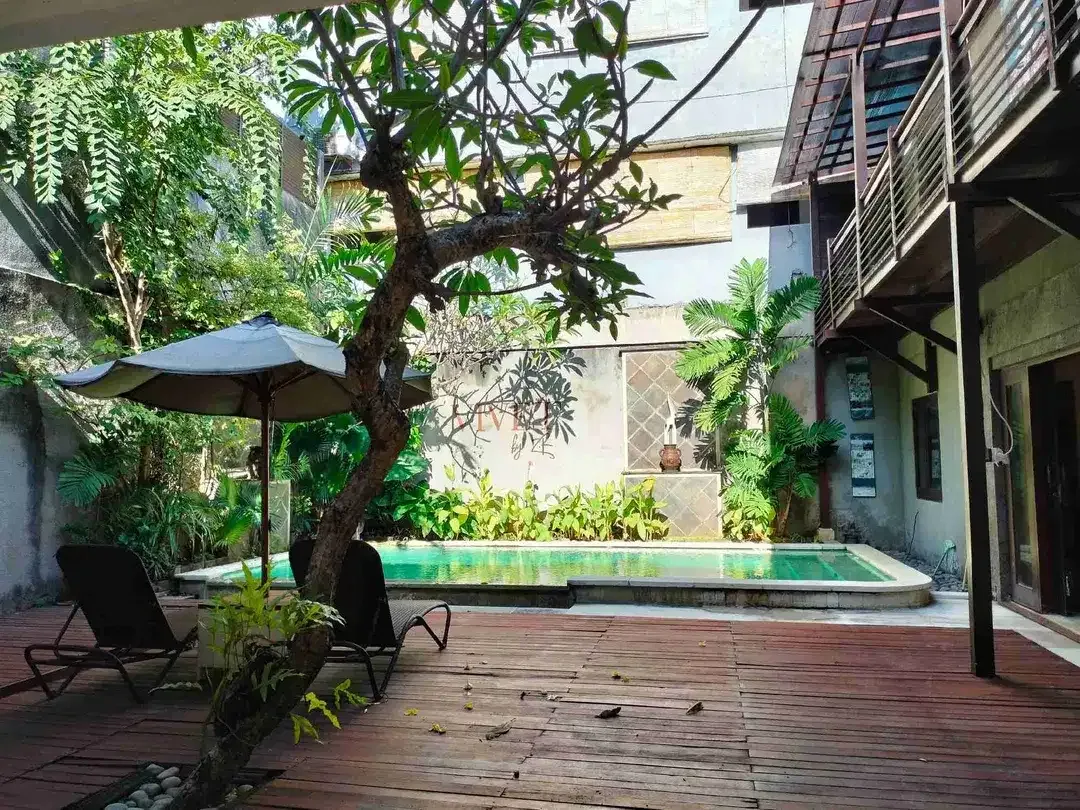 VILLA KAWASAN PREMIUM WISATA PANTAI PETITENGET SEMINYAK KUTA BALI LINGKUNGAN SEKITAR HOTEL & VILLA KOMERSIL
AKSES JALAN 6 METER PAPASAN MOBIL - Image 2 of 10