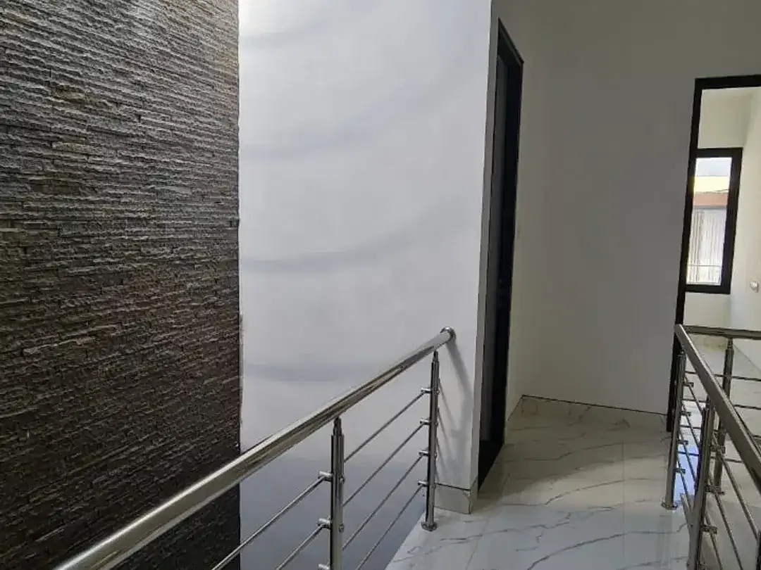 RUMAH MODERN 2 LANTAI DI PEDUNGAN DENPASAR - Image 2 of 10