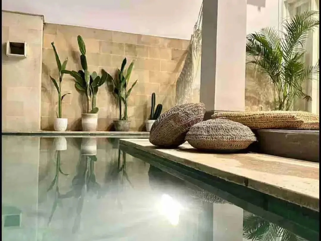 Jual Villa Fully Furnished di Kerobokan Bali – Private Pool, SHM, Cluster One Gate, Dekat Pantai Berawa - Image 1 of 7