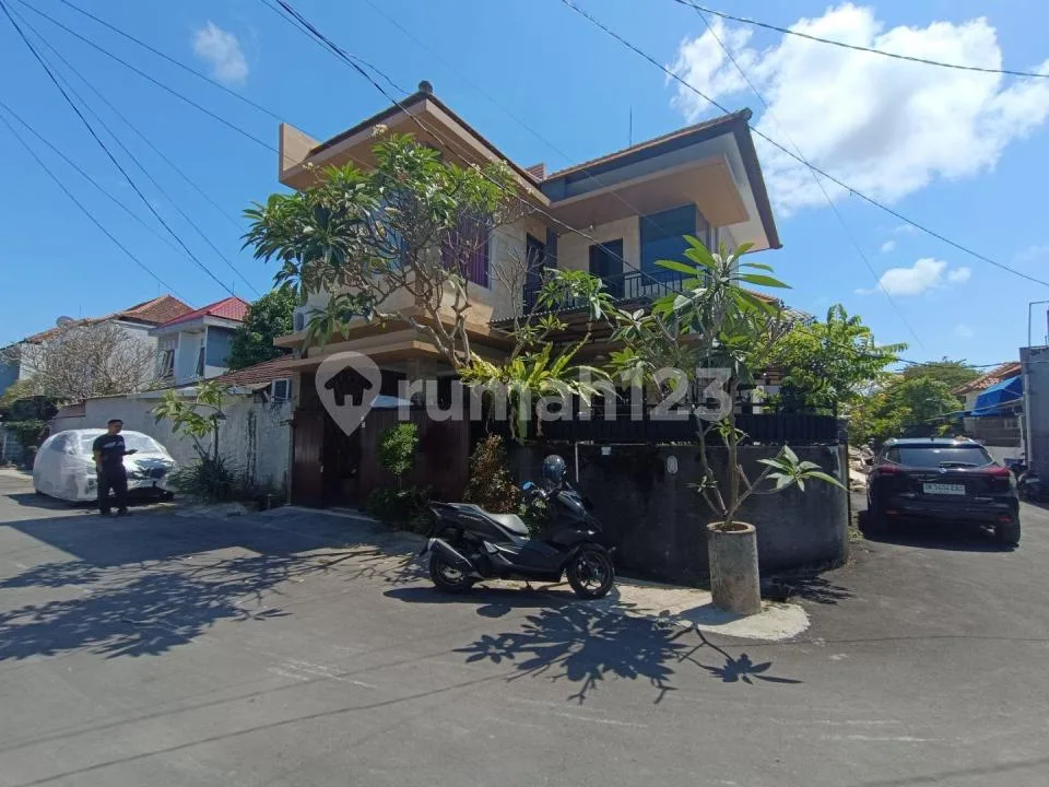 Rumah Hook 2 Lantai Suasana Tenang Renon Denpasar Bali - Image 1 of 4
