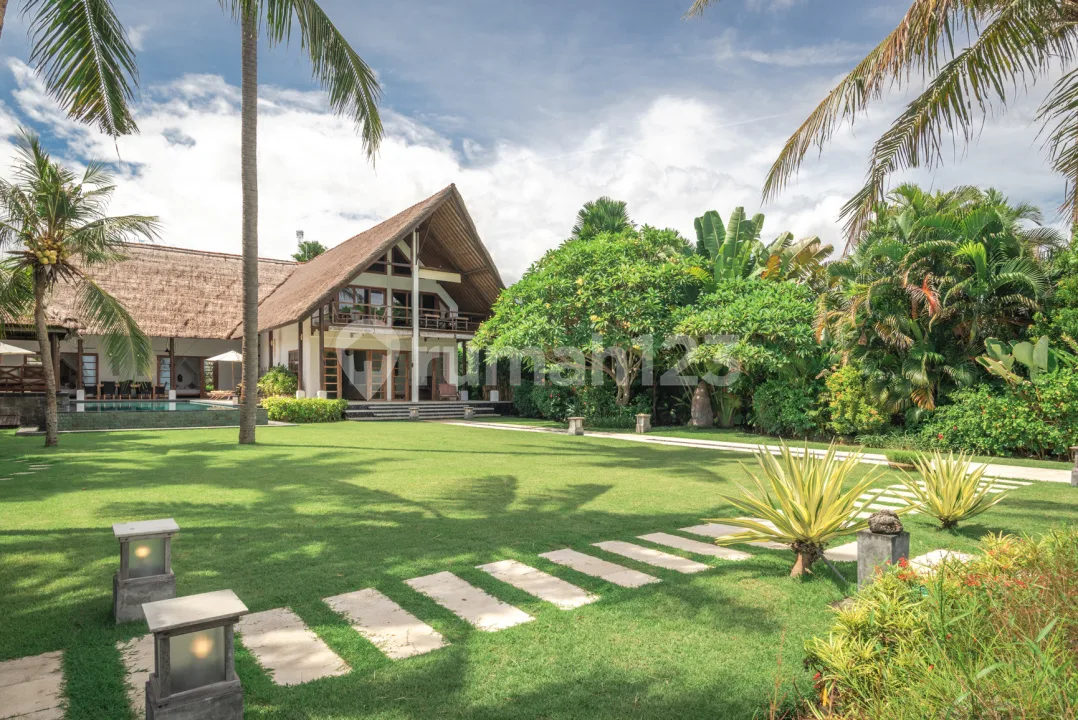 Villa Tepi Pantai 4 Kamar Taman Luas Dekat Lovina Buleleng Bali SHM - Image 2 of 4