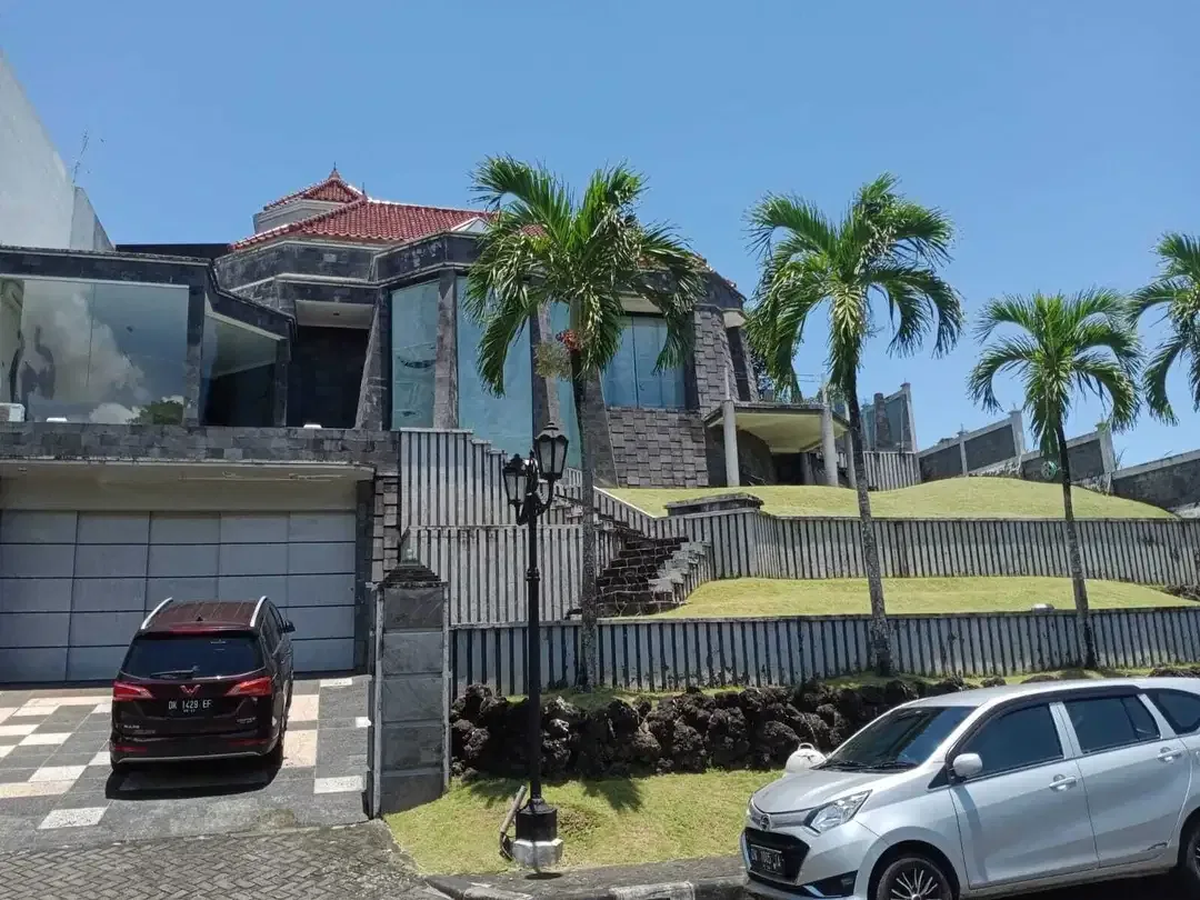 FOR SALE RUMAH MEWAH 4BR KONTRUKSI BAGUS STARTEGIS DI DENPASAR - Image 1 of 10
