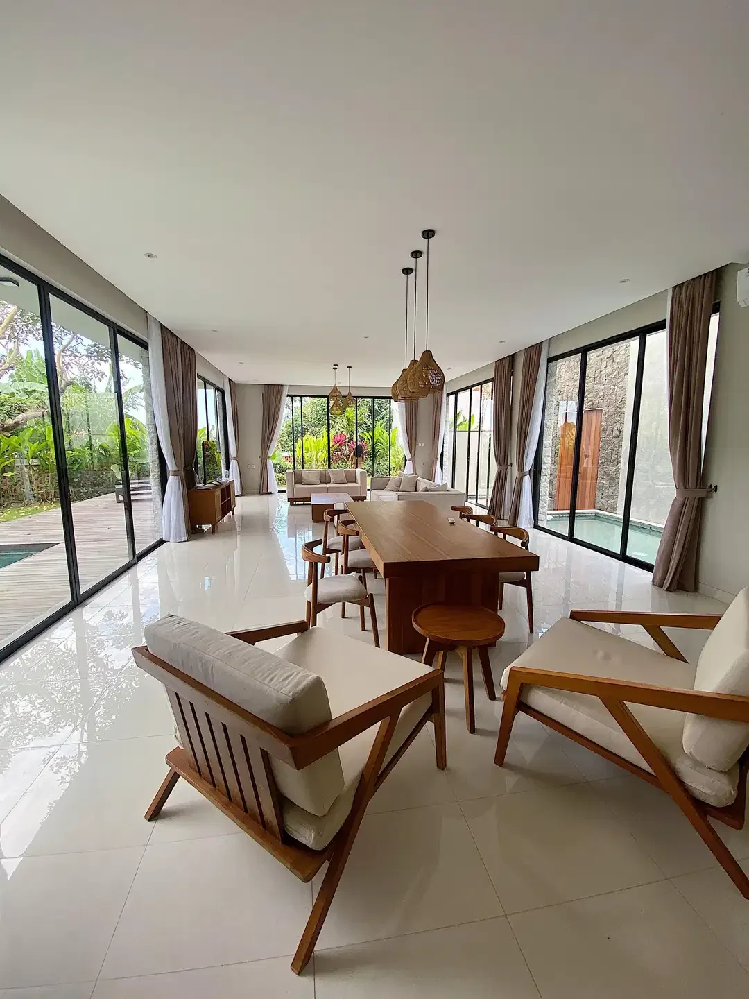 Villa Mewah Tropis Luas dan Elegan di Jantung Central Canggu Bali - Image 6 of 10