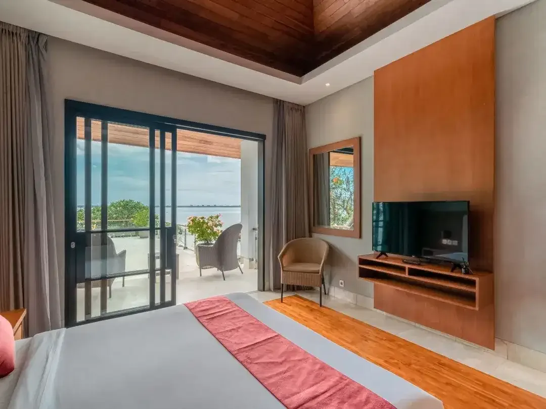 Dijual Cepat dan Disewakan Villa 2 Lantai Exclusive Hadap Pantai Pinggir Laut, Lokasi Strategis Wisata Badung Bali - Image 2 of 10