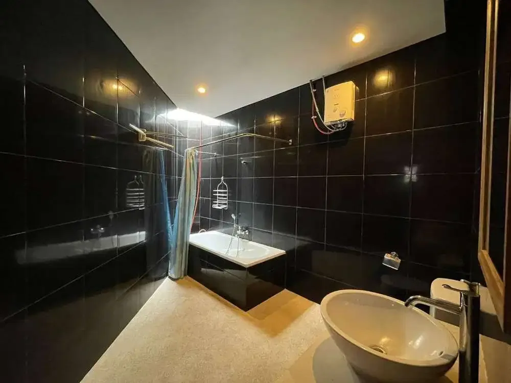 SPACIOUS WESTERN STYLE HOUSE - Image 7 of 10