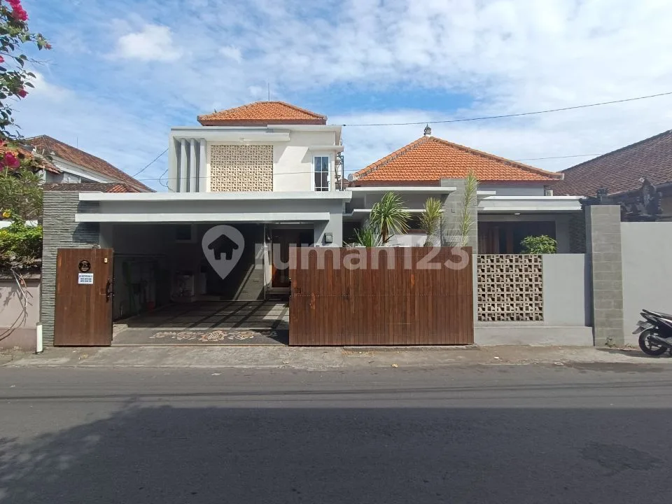 Disewakan Rumah Baru Modern Minimalis Berlantai 2 Area Gatot Subroto Dekat Living World dan Gor Ngurah Rai, Denpasar - Image 1 of 4