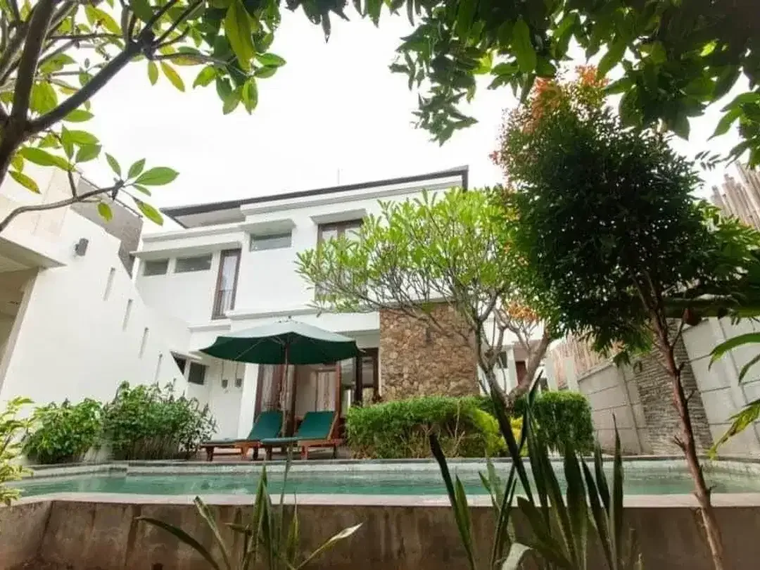 READY VILLA 3BR BIG POOL SANGAT TENANG LOKASI STARTEGIS DI UMALAS - Image 9 of 10