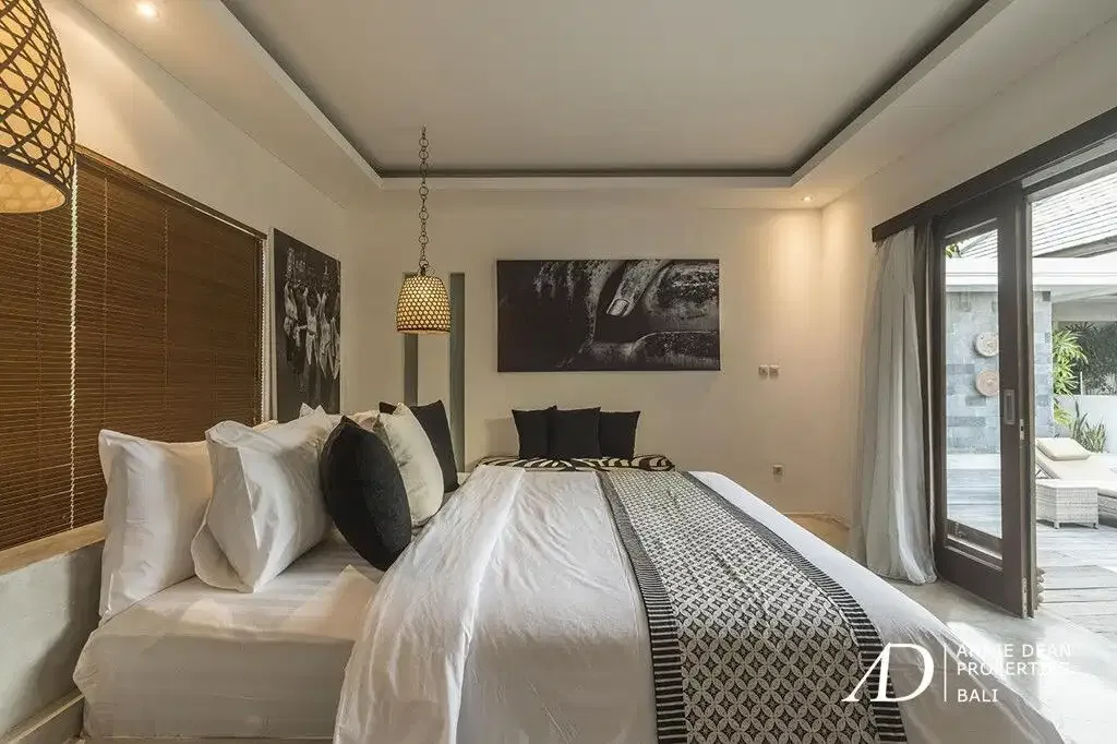LEASEHOLD | LUXURY SINGLE-LEVEL 3-BEDROOM VILLA IN SEMINYAK - Image 9 of 10