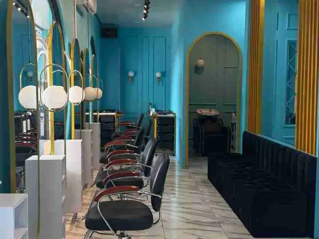 Salon Fully Furnished SHM SLF 3 Lantai ada living space lengkap strategis bebas banjir - Image 7 of 10