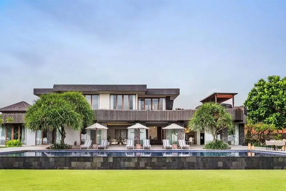 STUNNING BEACHFRONT VILLA IN KETEWEL BEACH - Image 1 of 10