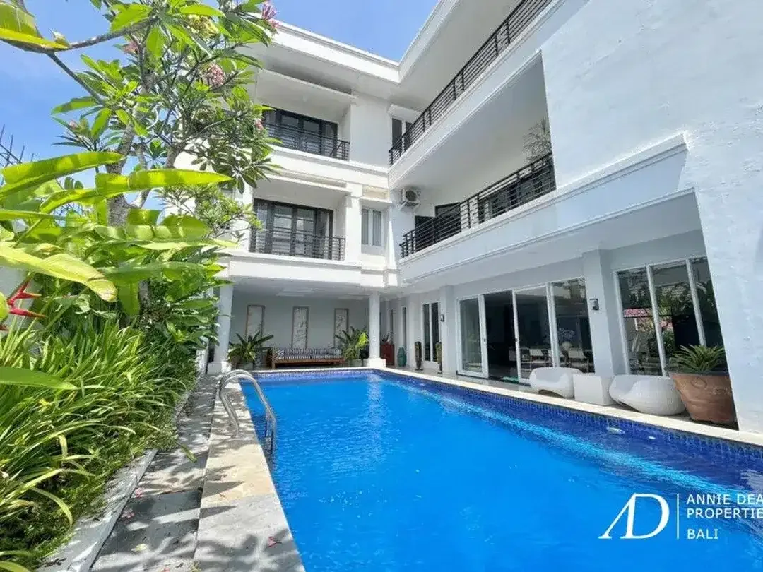 FREEHOLD | MODERN 4-BEDROOM VILLA IN JIMBARAN WITH OCEAN VIEWS - Image 2 of 10