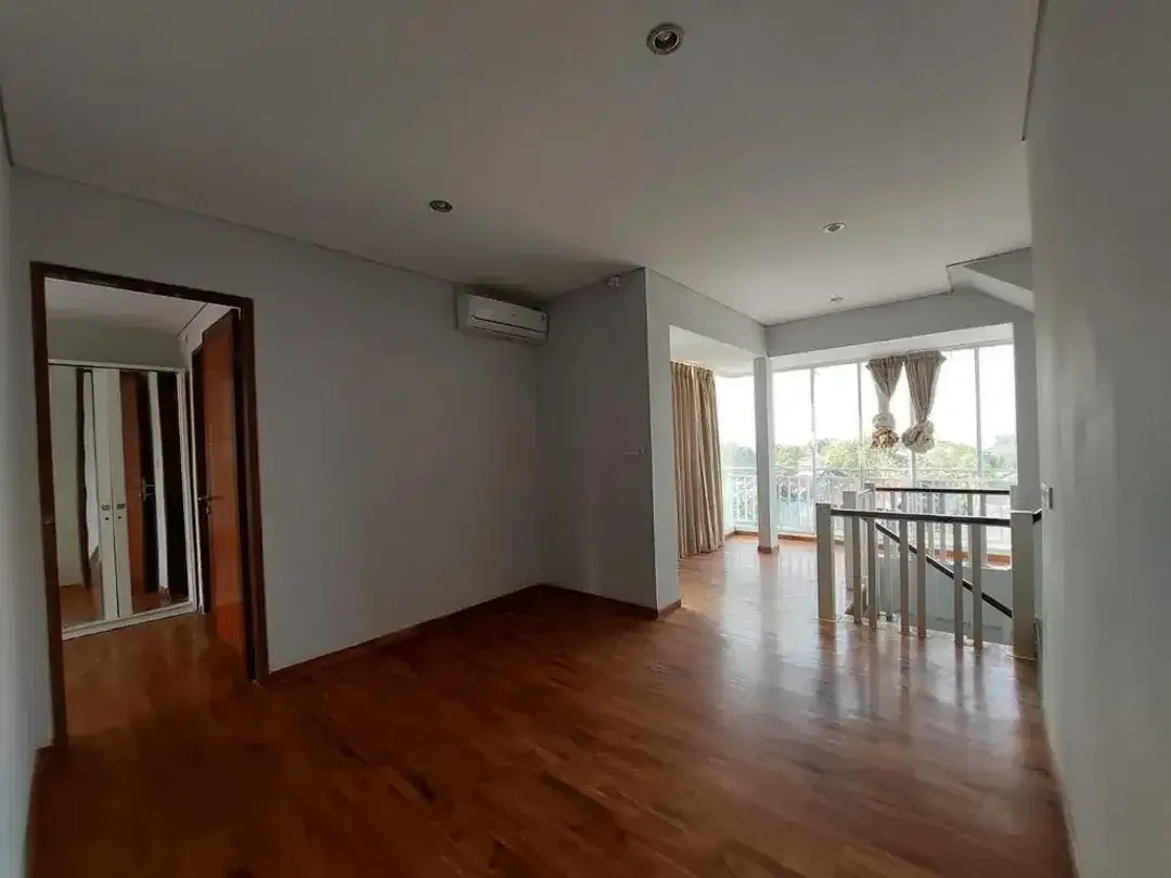 Villa Full Furnish 3 Lantai, Desain Modern Siap Huni di NUSA DUA, Badung - Image 9 of 10