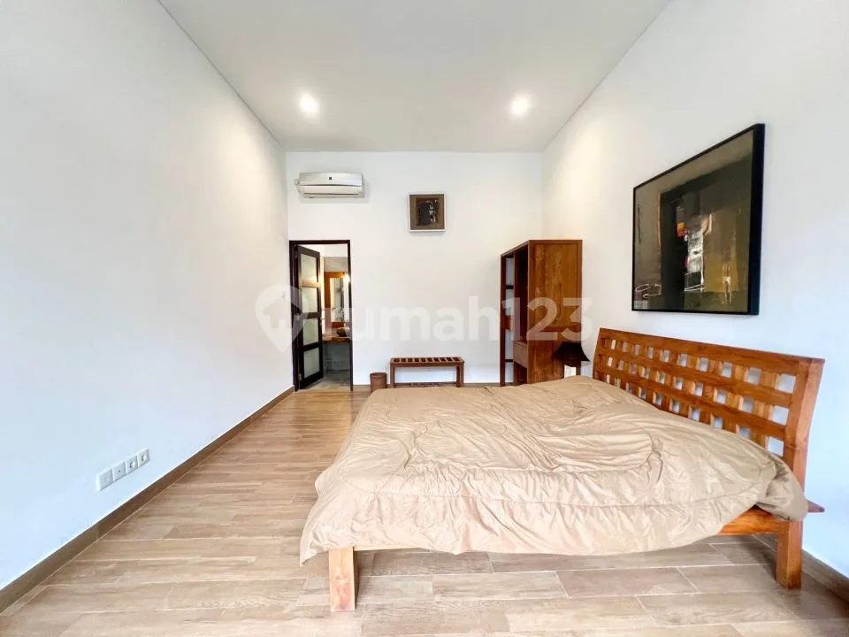 2 Bedroom Villa With Private Garage In Kerobokan Bali - Image 2 of 4