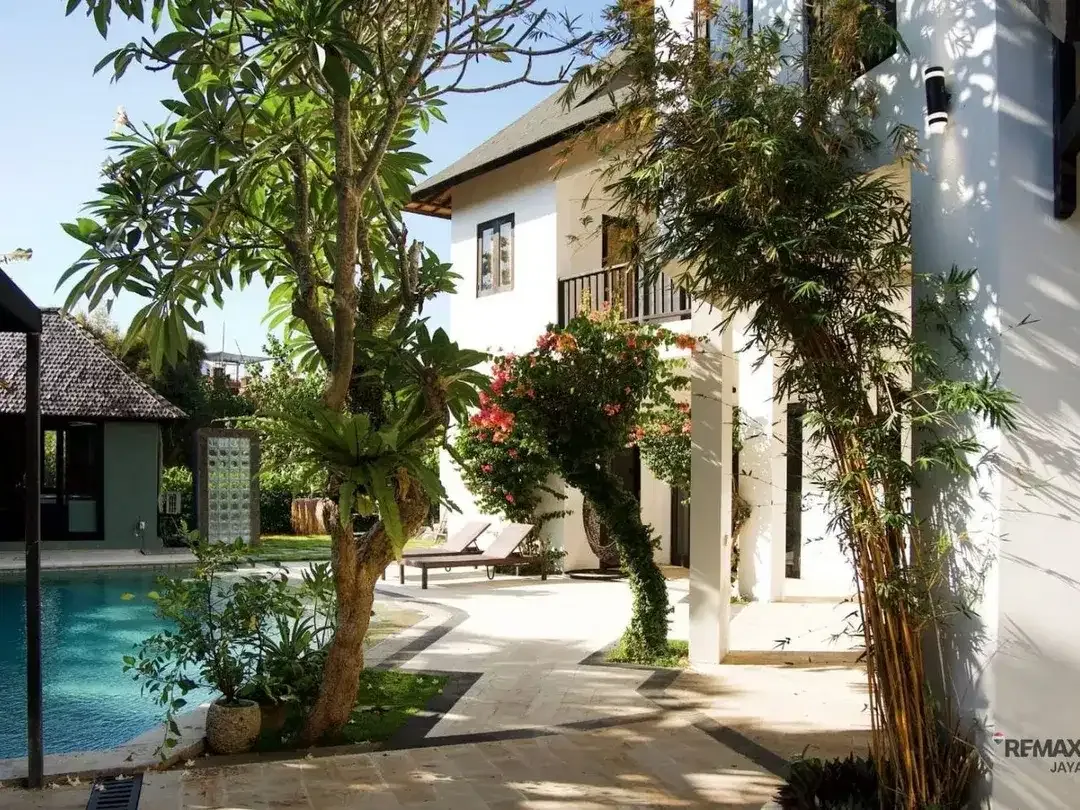 6 Bedrooms Villa For Leasehold 12 Years at Canggu,  Jalan Kaki Echo Beach - Image 6 of 9