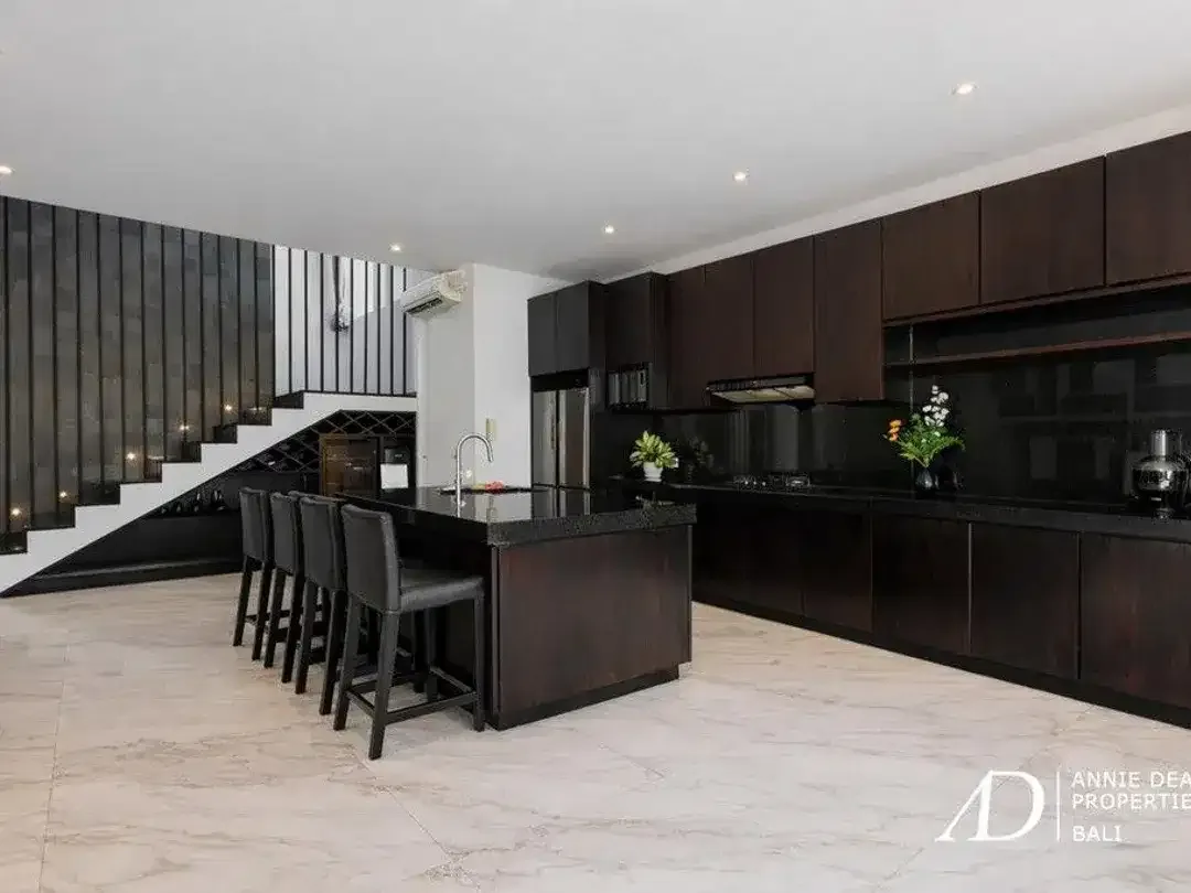 FREEHOLD | MODERN ALL-WHITE DESIGN VILLA WITH ROOFTOP & OCEAN VIEWS - JIMBARAN - Image 7 of 10