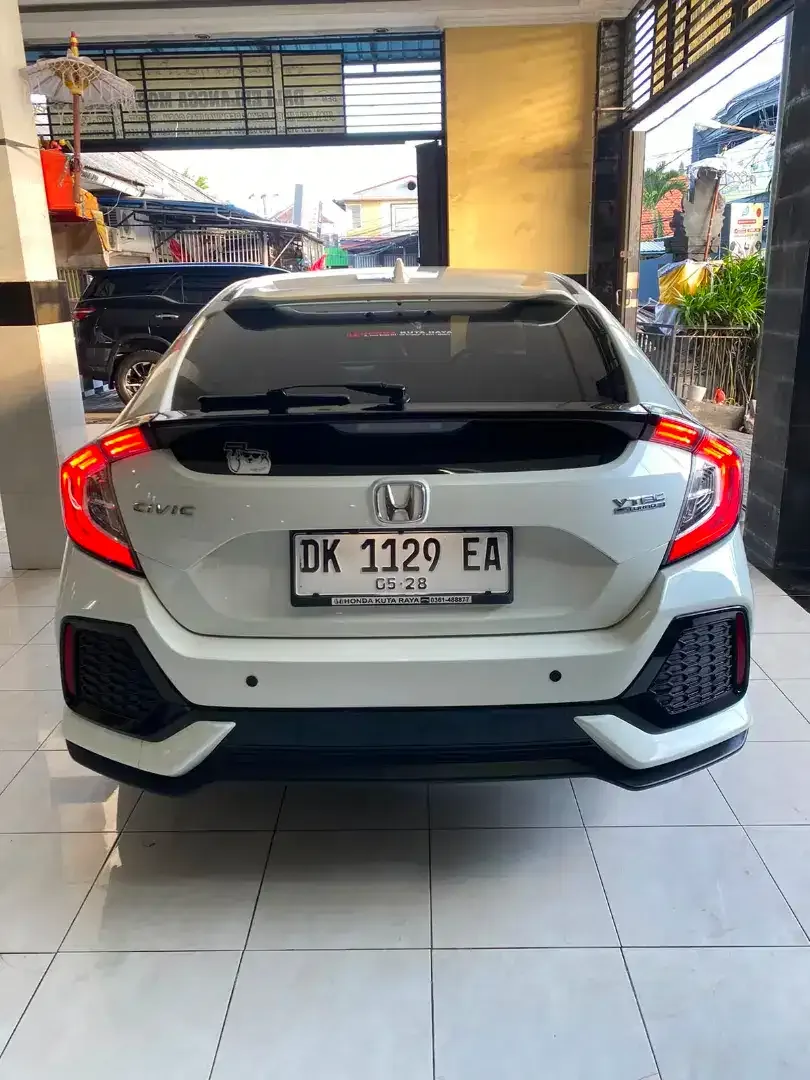 Honda Civic Turbo Hatchback 2018 Automatic - Image 9 of 10