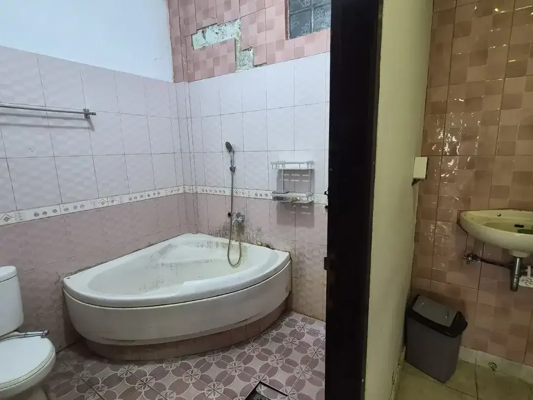 Di jual rumah lantai 2 jalan Mohyamin Renon  lokasi strategis jantung kota Renon - Image 7 of 9