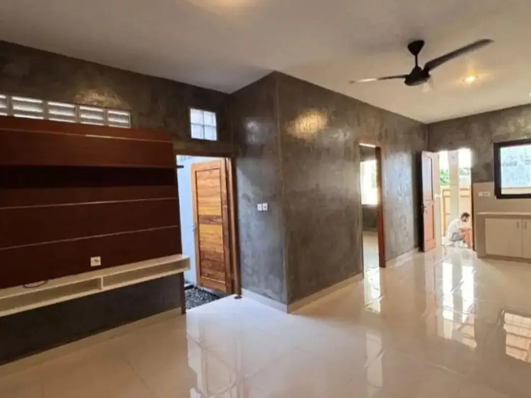 RUMAH BARU SIAP HUNI SEMI FURNISHED DI KEROBOKAN BADUNG - Image 3 of 10