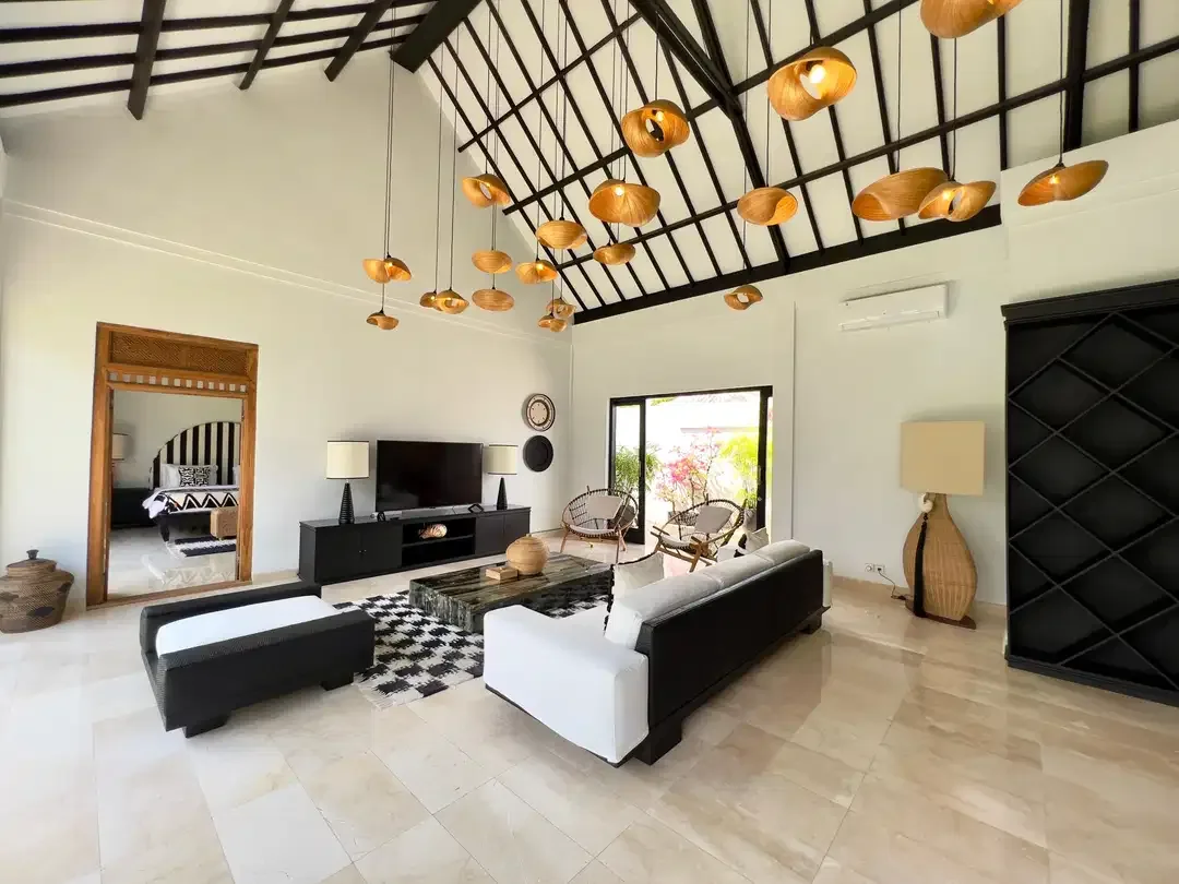 Villa Mewah Tropis Dekat Pantai Batu Bolong Canggu Bali - Image 6 of 10