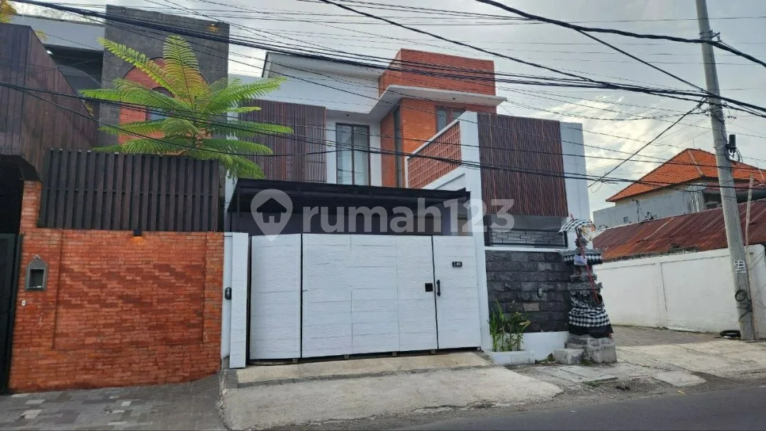 Disewakan Rumah Mewah Furnished di Renon, Densel Dkt Sanur & Kuta - Image 1 of 4