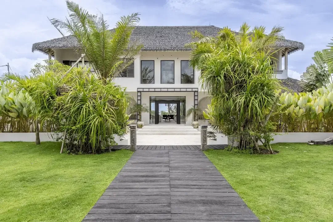 Luxurious 6 Bedroom Villa With Breathtaking Ocean View In Seseh - Image 7 of 10