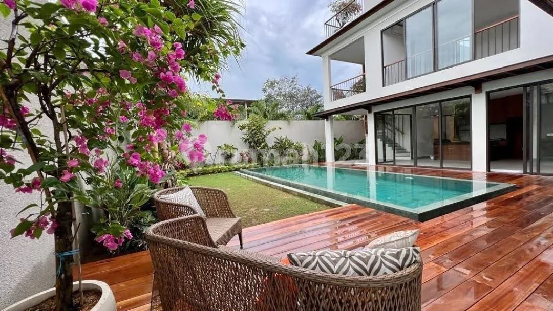 Villa 2,5 Lantai Furnish Pool Siap Huni Strategis di Jimbaran - Image 1 of 4