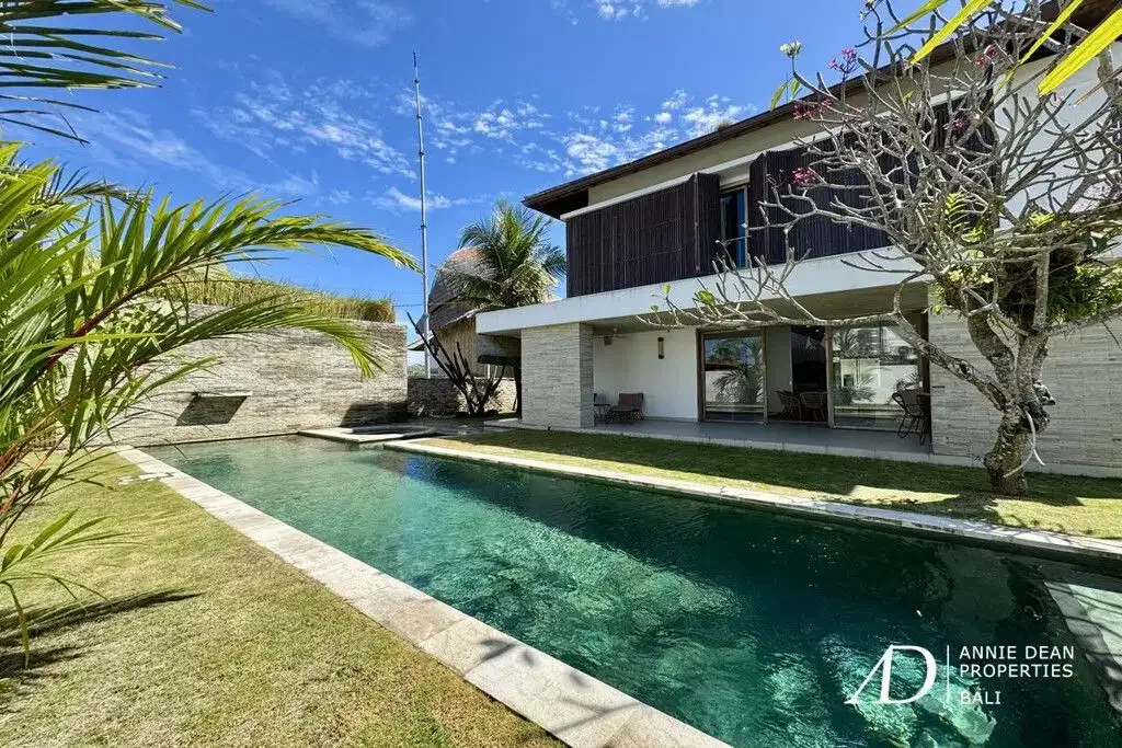 FREEHOLD | CLASSIC MODERN VILLA WALK TO THE BEACH IN CEMAGI - Image 3 of 10