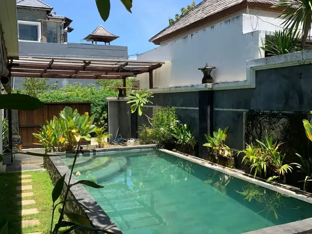 AVAILABLE NOW!  Disewakan Villa 2 Bedrooms Lokasi di Jl Blongkeker, Puri Gading Jimbaran - Image 1 of 10
