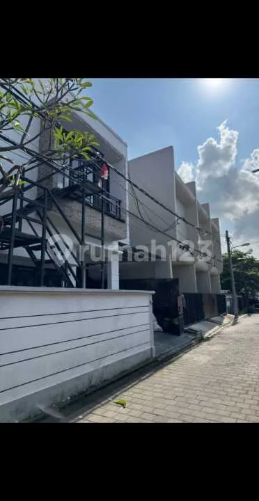 Rumah 2 Lantai Siap Huni Lokasi Sangat Strategis - Image 3 of 4