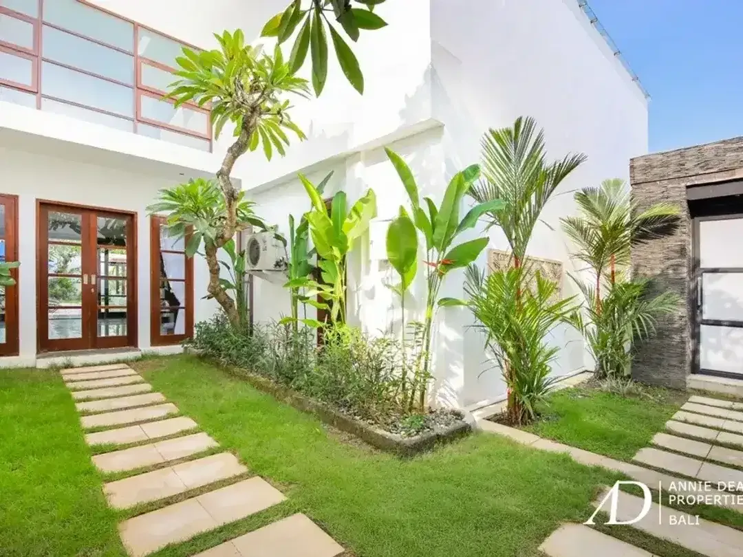 FREEHOLD | FULLY RENOVATED MODERN 3-BEDROOM VILLA IN PRIME SEMINYAK - Image 6 of 10