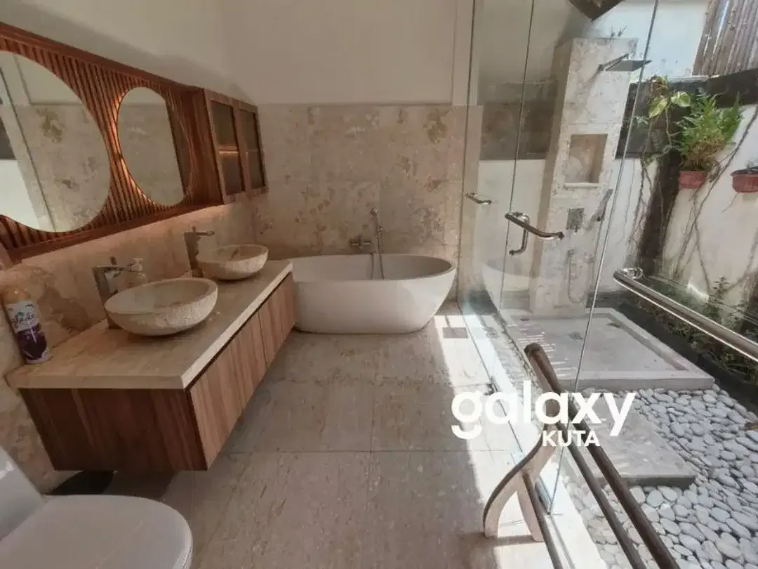 DIJUAL VILLA SPACIOUS GARDEN WITH 5 BEDROOM IN UMALAS KEROBOKAN BADUNG - Image 10 of 10