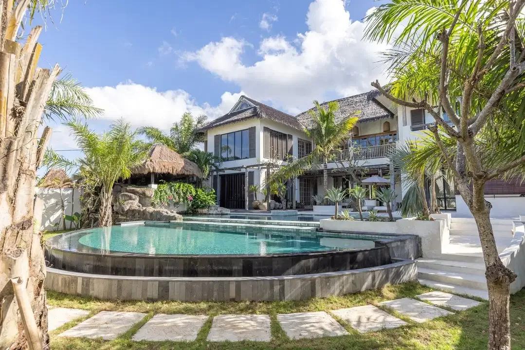 Luxurious 6 Bedroom Villa With Breathtaking Ocean View In Seseh - Image 4 of 10