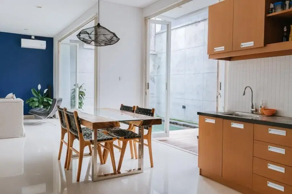 Dijual villa lantai 2 lingkungan nyaman lokasi bidadari seminyak - Image 2 of 10