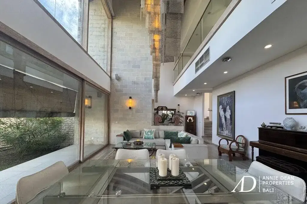 FREEHOLD | CLASSIC MODERN VILLA WALK TO THE BEACH IN CEMAGI - Image 10 of 10