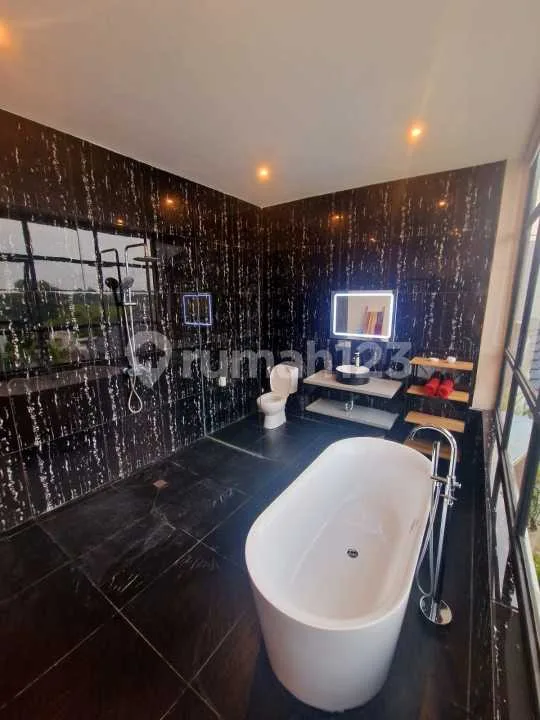 For Rent Modern 4-Bedroom Villa In Tumbak Bayuh - Image 3 of 4