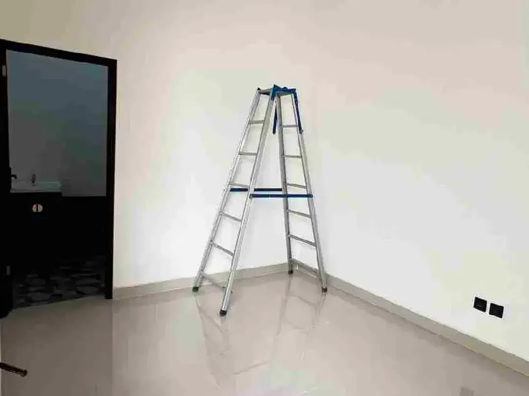 Di sewakan rumah semi furnished area pusat kota renon Denpasar. Minimal sewa 2 th. - Image 3 of 10